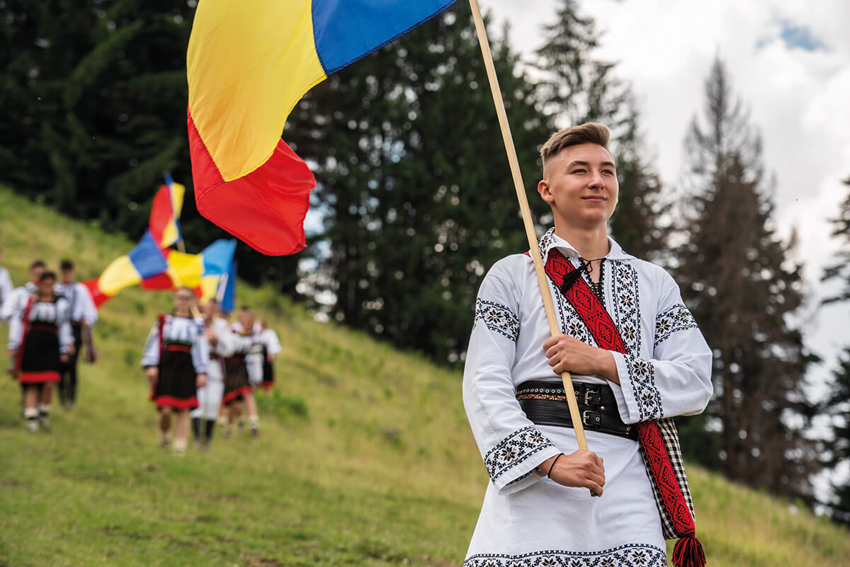 Tineri în tabăra de vară de la Mănăstirea Putna.