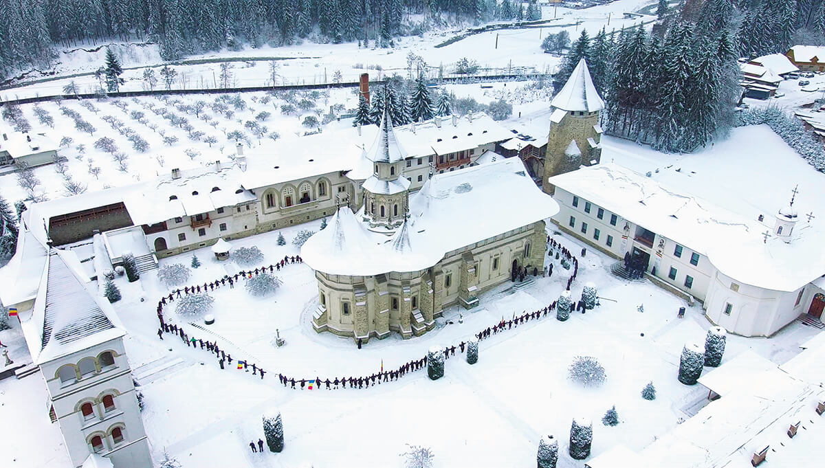Hora Unirii în jurul bisericii Mănăstirii Putna, 1 decembrie 2018.